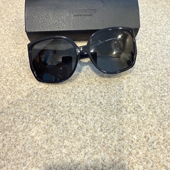 Burberry sunglasses - Picture 5 of 5